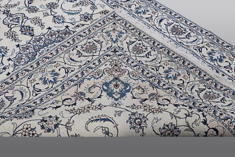 A carpet Nain, part silk, ca 290 x 196 cm.