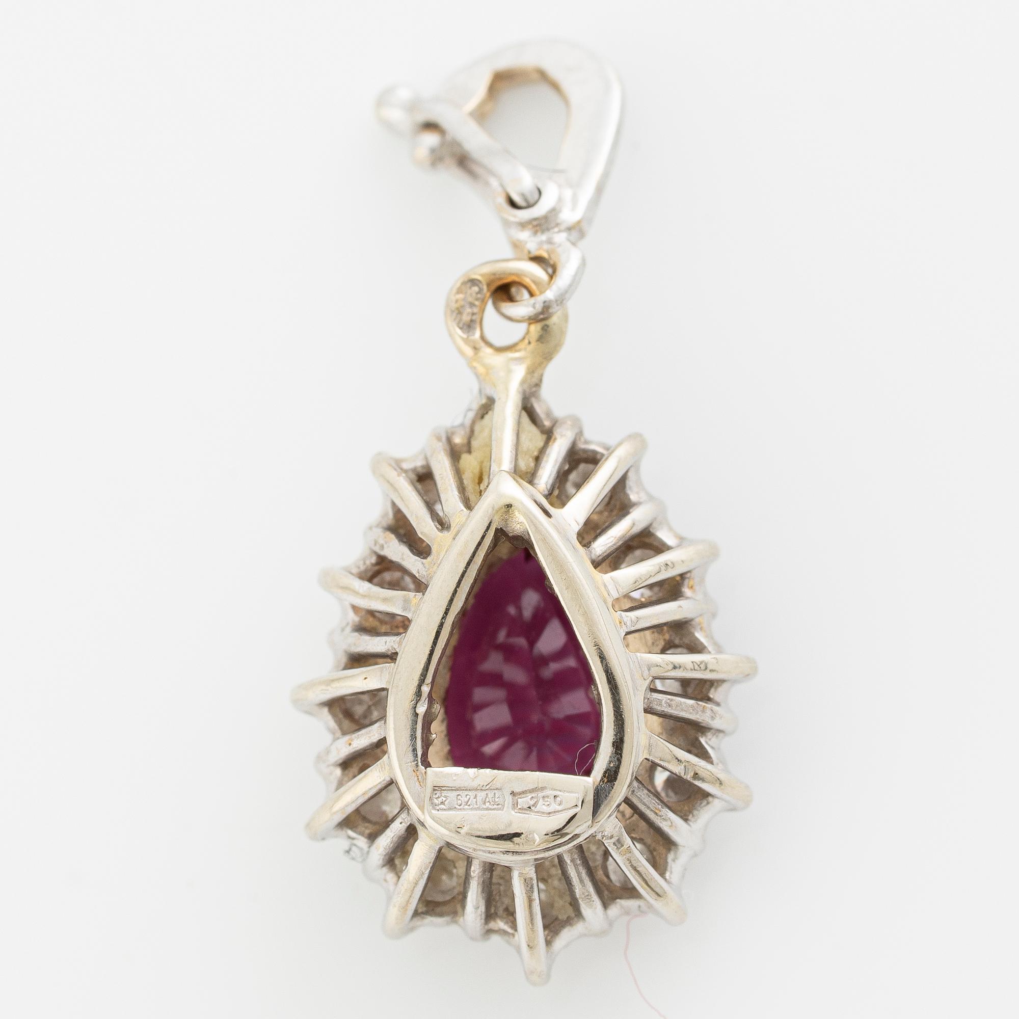 Hängsmycke, 18K vitguld med droppslipad rubin och briljantslipade diamanter.
