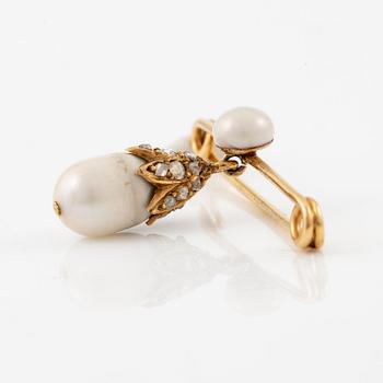 An 18K gold brooch with a drop-shaped pearl.