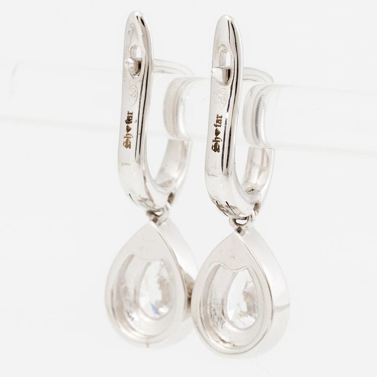 Earrings, a pair, 18K white gold set with pear-shaped and brilliant-cut diamonds.