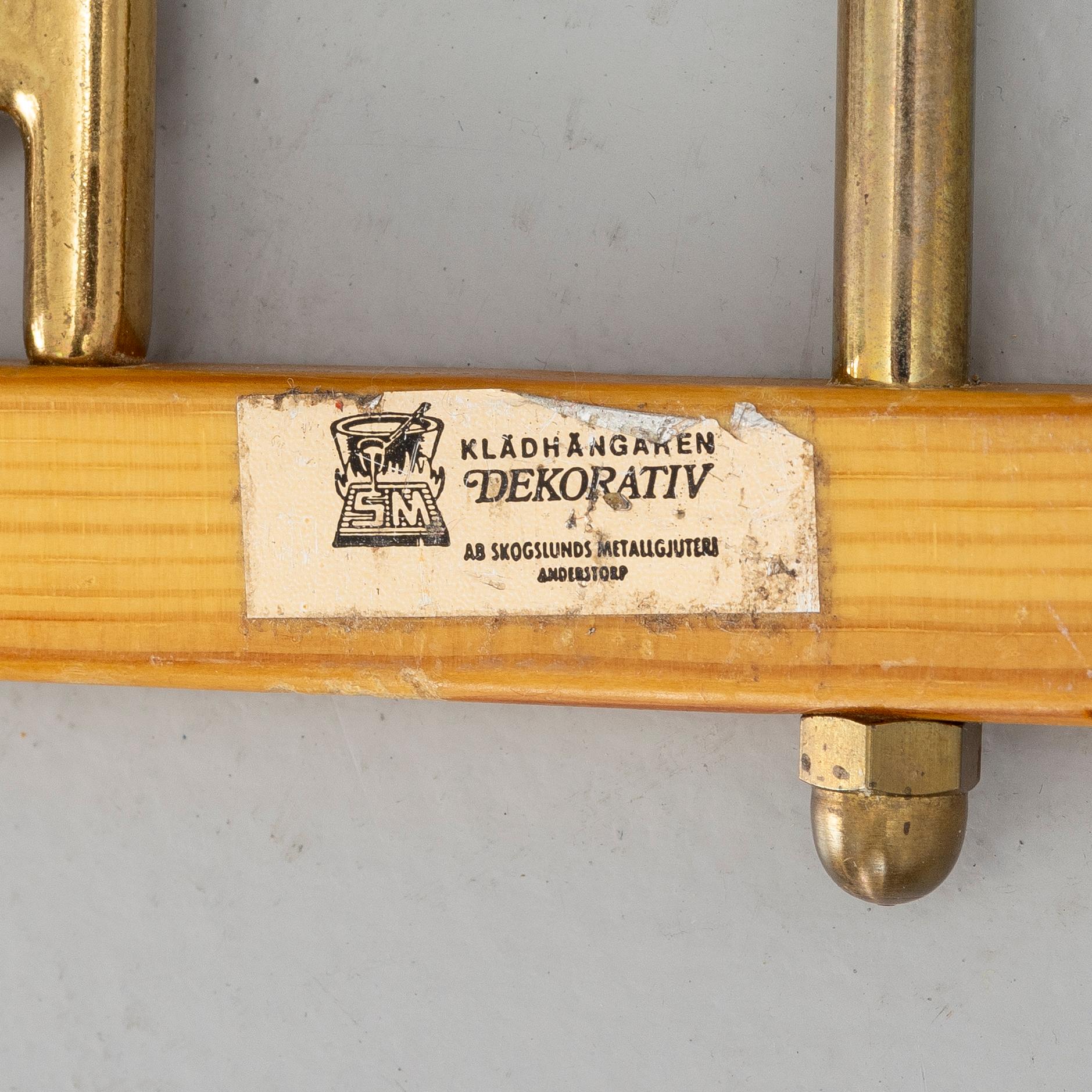 Klädhängare, ett par, "Dekorativ", Skoglunds metallgjuteri, Anderstorp, 1950/60-tal.