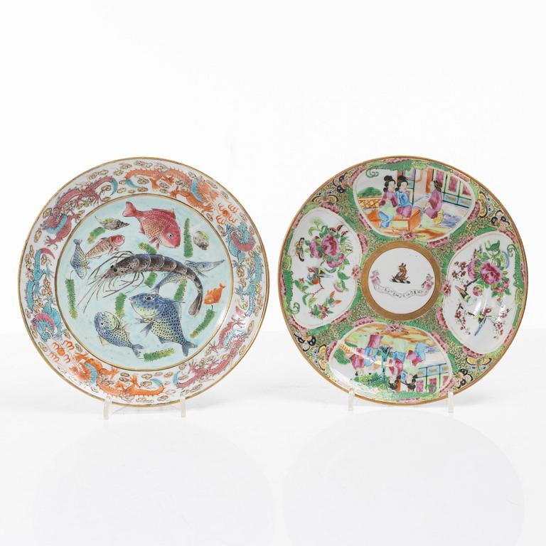 Tallrikar, åtta stycken, bl.a. Kanton, porslin. Qingdynastin, 17/1800-tal.