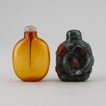 Snusflaskor, två stycken, bärnstensfärgat glas sten, troligen jaspis. Kina.