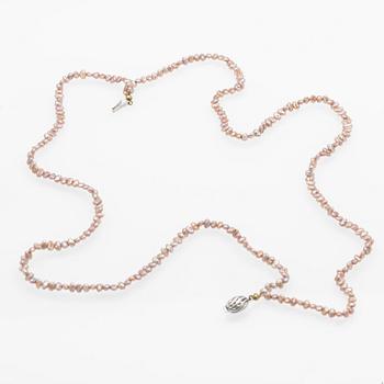 Necklace, 18K white gold and cultured freshwater pearls.