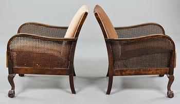 CLUBBFÅTÖLJER, ett par, Chippendalestil, 1900-talets första hälft.