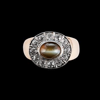 64. SORMUS, 14K kultaa, 12 vanhahiontaista timanttia n. 0.60 ct, krysoberylli kissansilmä 6 x 8 mm. Suomi 1960-l. Paino 10g.