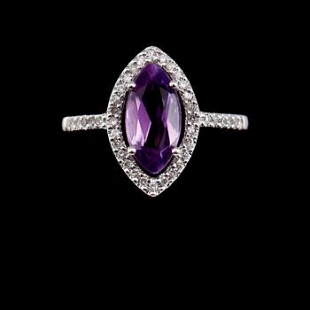 RING, 10 k vitguld, navettslipad ametist och briljantslipade diamanter tot 0.25 ct.