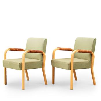 344. Alvar Aalto, a pair of model nr 48 laminated birch and leather easy chairs, Oy Huonekalu- ja Rakennustyötehdas for Artek, Finland.