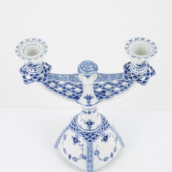 Royal Copenhagen, kandelaber, porslin, modell 1169, "Musselmalet" helblond, 1900-talets andra hälft.