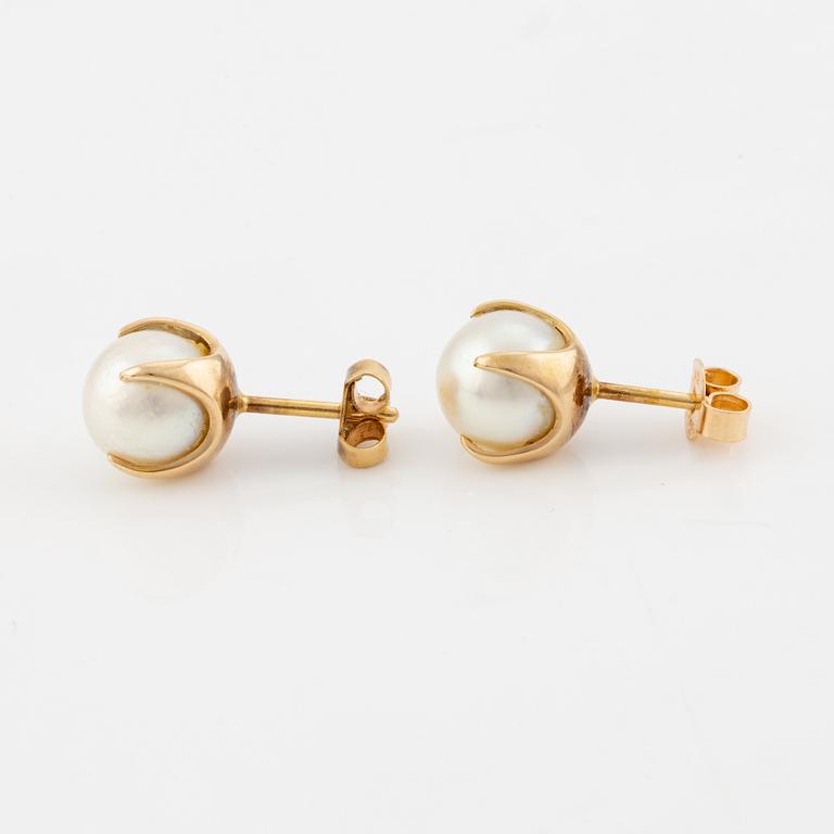 A necklace and a pair of earrings in 18K gold and cultured pearls.