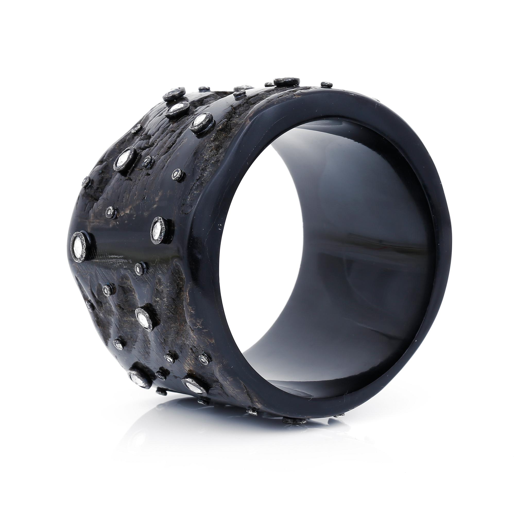 ARMRING, horn, små briljantslipade diamanter tot ca 0,40 ct och troligen rosenslipade vita topas. Vikt ca 166 g.