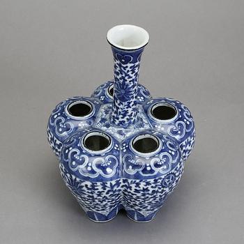 TULPANVAS, porslin, Kina, 1900-tal.