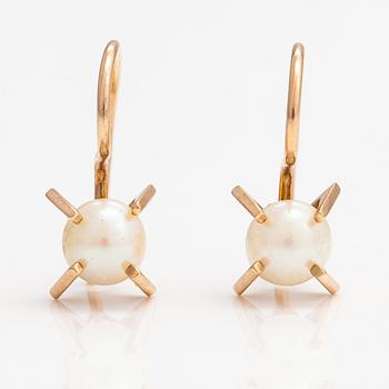 Elis Kauppi, A pair of 14K gold earrings with cultured pearls. Kupittaan kulta, Turku.