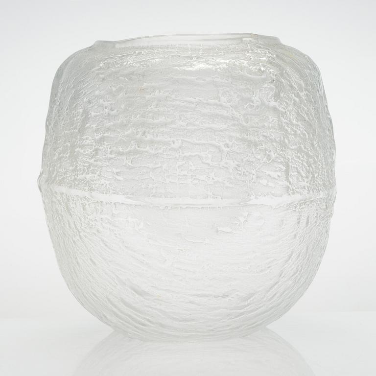 Timo Sarpaneva, a vase from the Finlandia series for Iittala. Signed Timo Sarpaneva Iittala 1968.