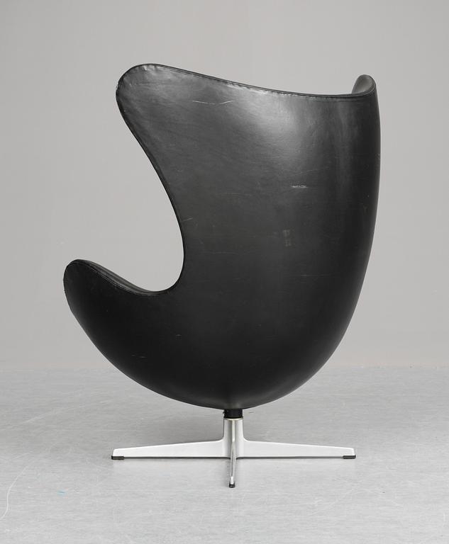 An Arne Jacobsem black leather "Egg-chair", Fritz Hansen, Denmark 1963.