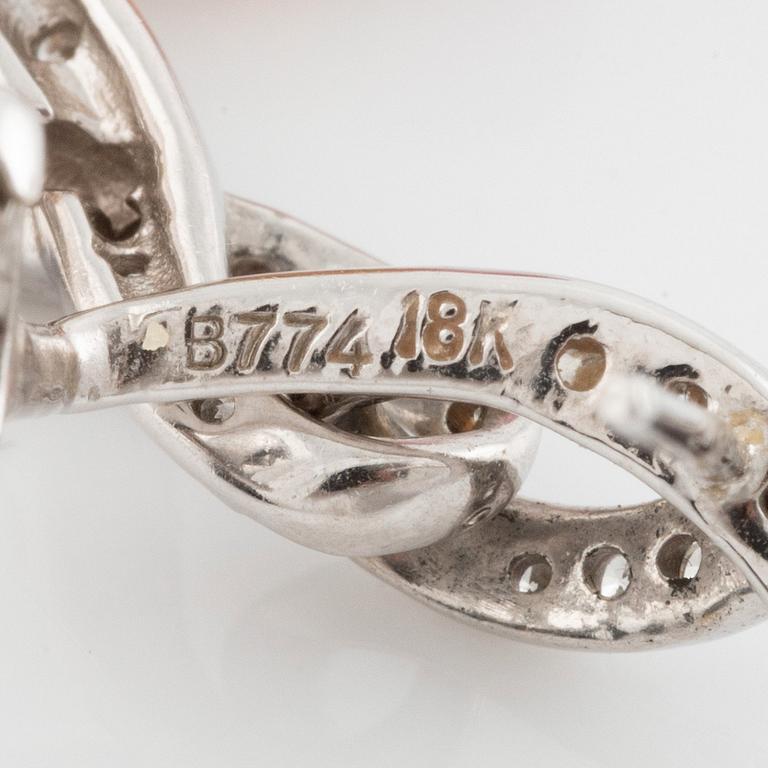 Ett par örhängen 18K vitguld med briolettslipade färgstenar och runda briljantslipade diamanter.