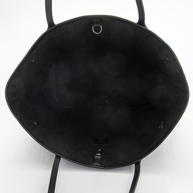 Louis Vuitton, a 'Neverfull MM' bag.