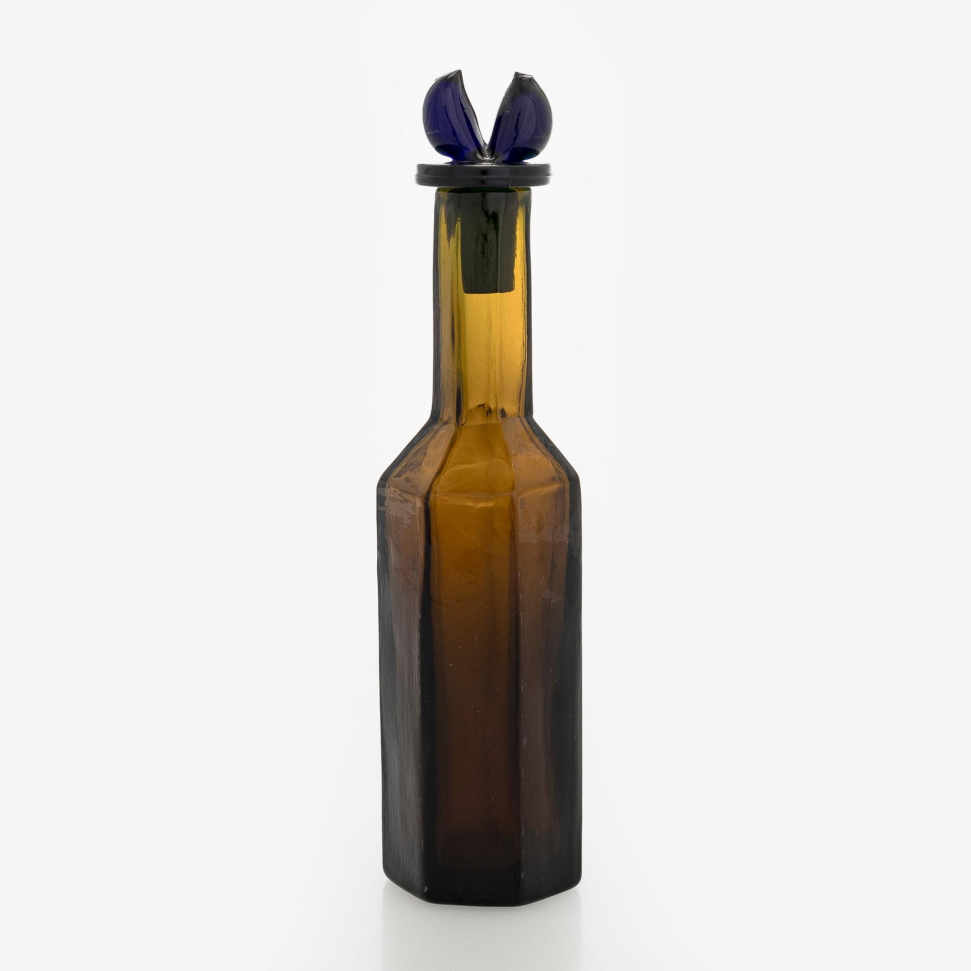 Oiva Toikka, A glass bottle, signed Oiva Toikka Nuutajärvi Notsjö.