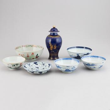 A group of 7 porcelain objects, Qing dynasty, incl. Qianlong and 19th century.