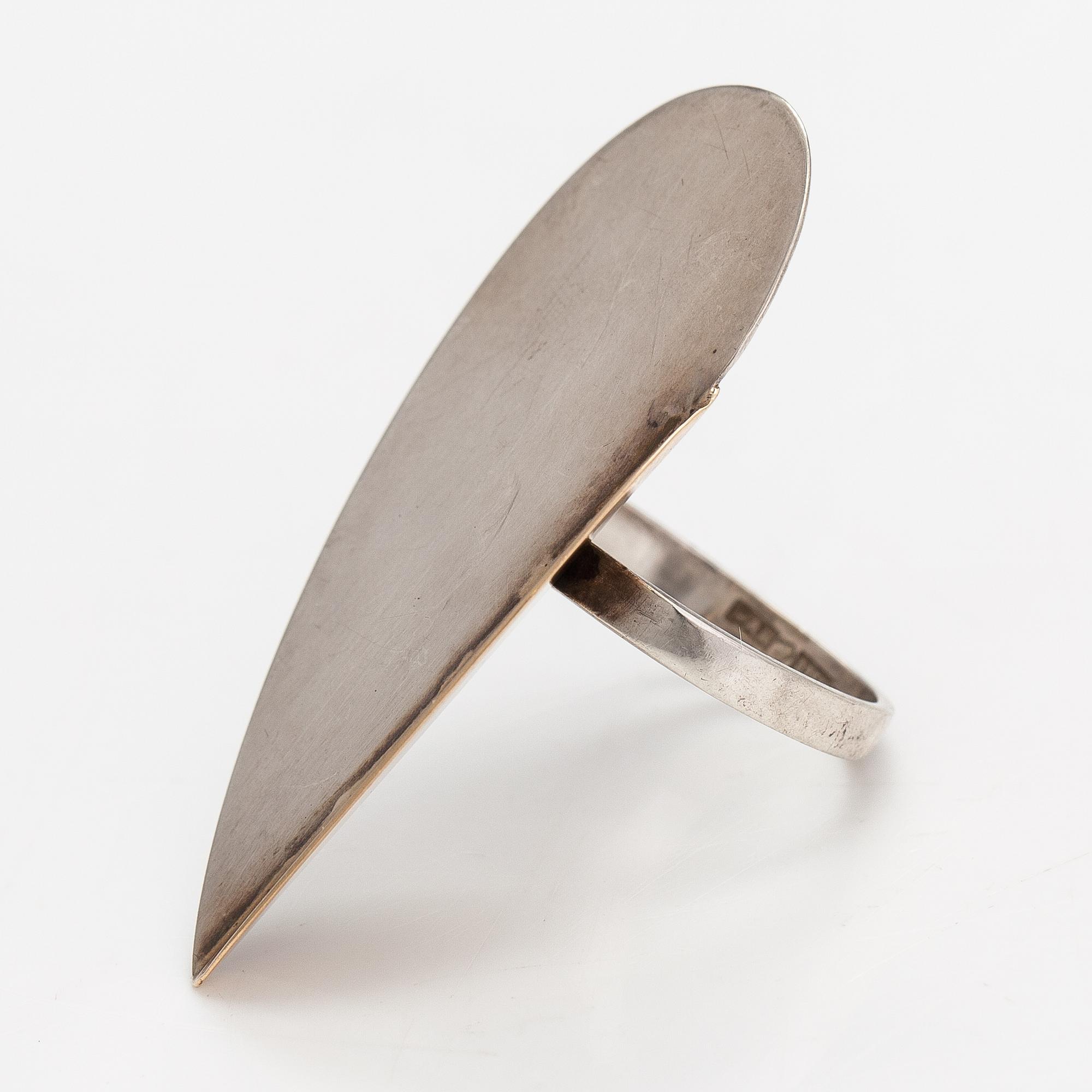 Paula Häiväoja, ring "Taittovan kulman peilit", sterlingsilver och guld. Pentti Roos, Helsingfors.
