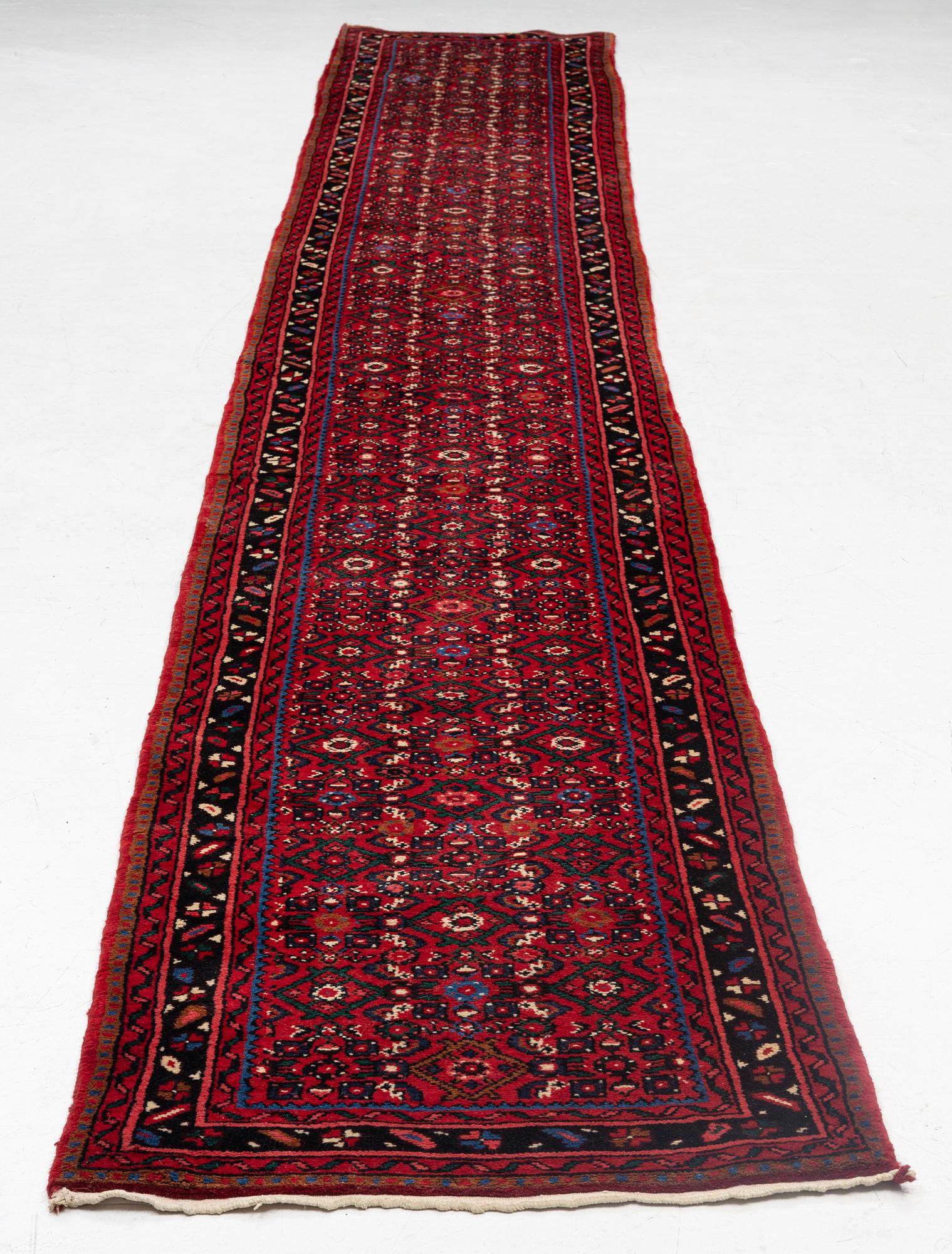 Gallery carpet, Hosseinabad, ca 532 x 82 cm.