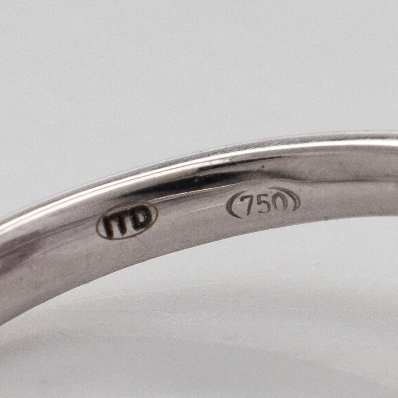 Ring, 18K vitguld med en oval morganit och diamanter ca 0.20 ct totalt.