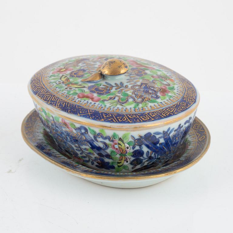 Smör terrin med lock och fat, porslin. Qingdynastin, 1700-tal.