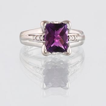 RING, 14K guld med checkerslipad ametist samt 6 briljantslipade diamanter. Vikt 4,9 gram.