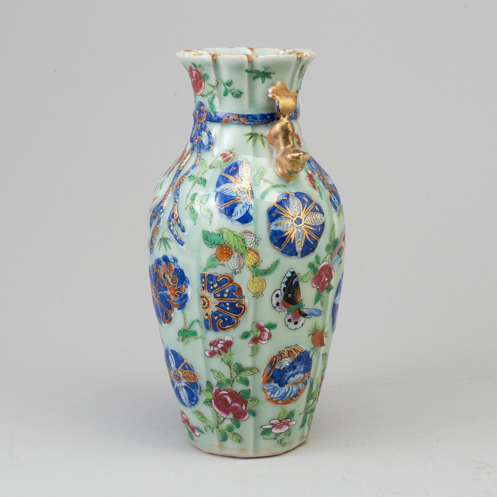 A Canton vase, Qing dynasty, 19th Century.