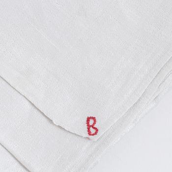 9 servetter samt 4 udda dukar, linnedamast, 18/1900-tal.