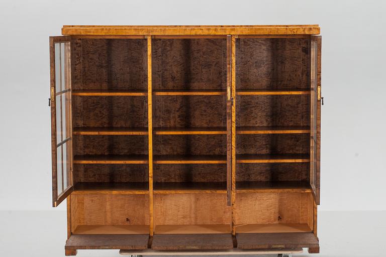 BOKSKÅP, 1900-talets första hälft.