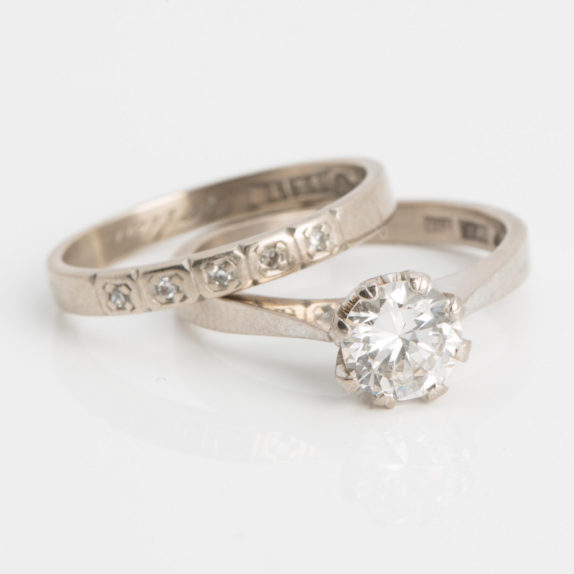 RINGAR, 18K guld med briljantslipad diamant ca 0.88 ct samt ring med mindre åttkantslipade diamanter.