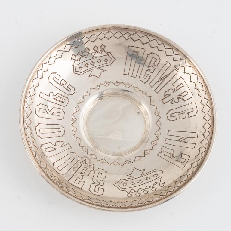 Möjligen Pavel Perepyekin, tekopp med fat och sked, silver, Moskva 1885 samt teglashållare, silver, 1891.