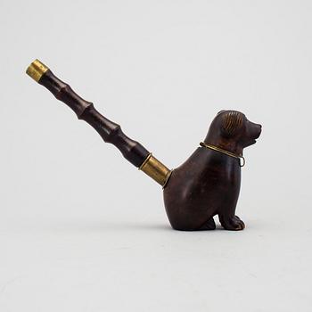 A box and a carved smoking pipe head 19/20th century.