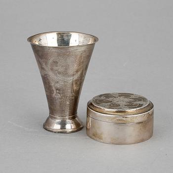 BÄGARE samt LOCKASK, Silver, 1800-tal. Tot vikt ca 101 g.