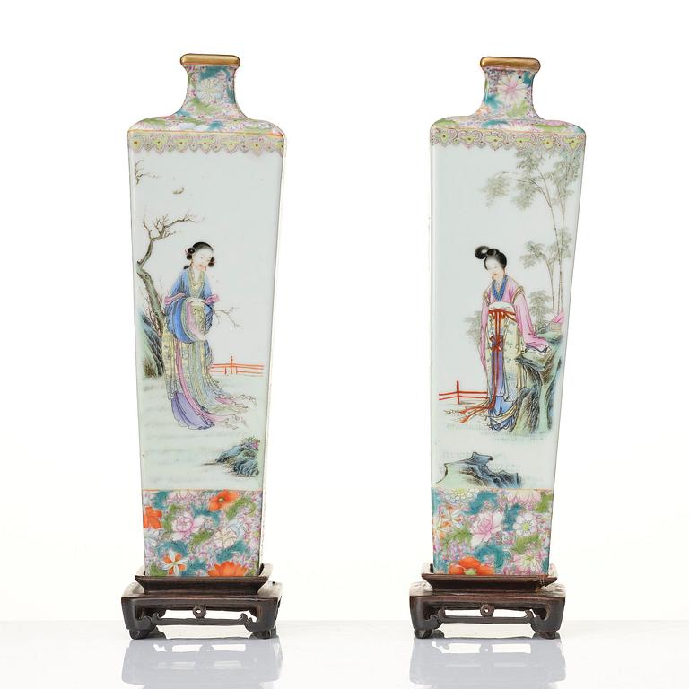 A pair of Chinese 'mille fleur' vases, Republic period, 20th century.