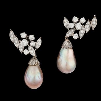 1235. A pair of grey natural pearl and brilliant cut diamond earrings, tot. app. 1.40 cts.