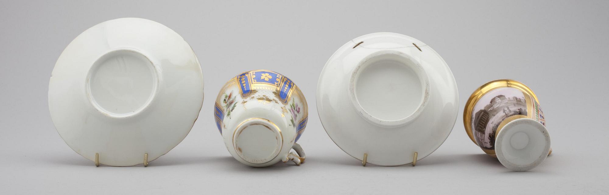 KAFFEKOPPAR MED FAT, 2 st, porslin. Sannolikt Ryssland, 1800-talets senare hälft.