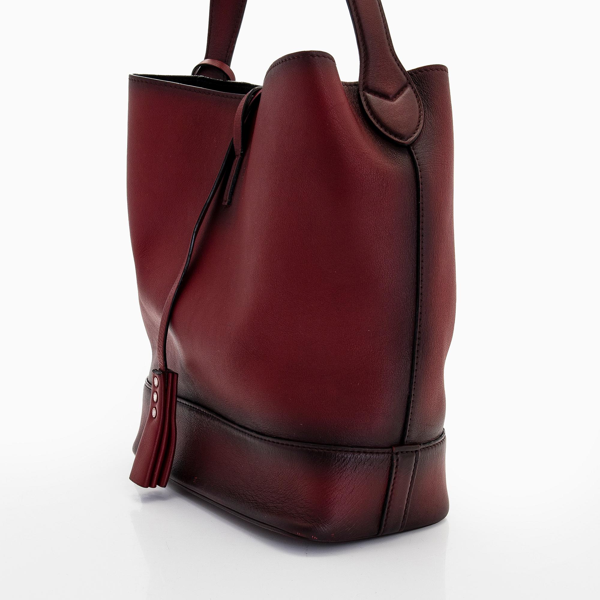 Louis Vuitton, a "NN14 GM" bag.