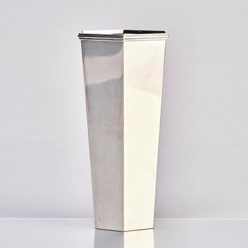 Wiwen Nilsson, a sterling silver vase, Lund 1943.