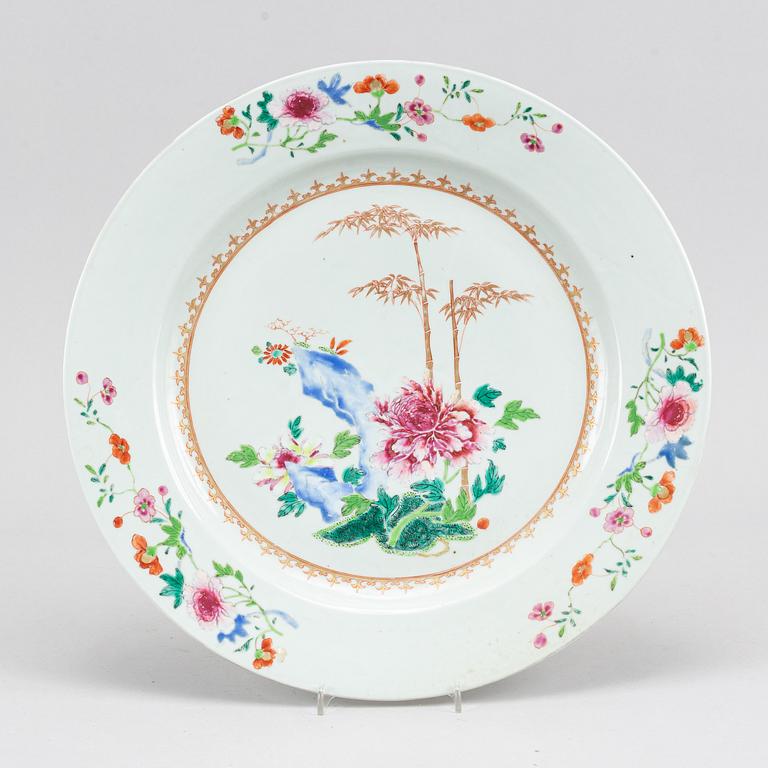 A famille rose export porcelain serving dish, Qing dynasty, Qianlong  (1736-95).