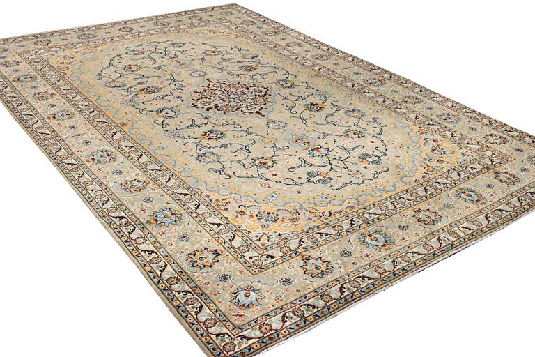 A so called Royal Kashan carpet, c. 468 x 313 cm.