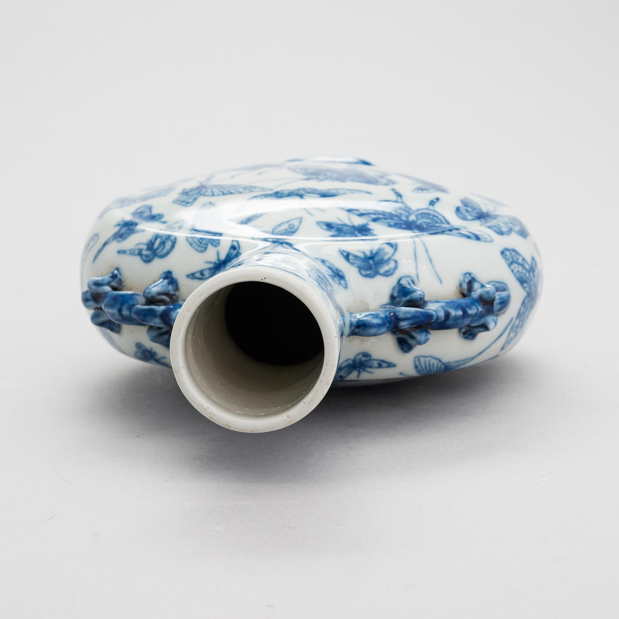 A Chinese late Qing dynasty porcelain pilgrim bottle / vase, around 1900.
