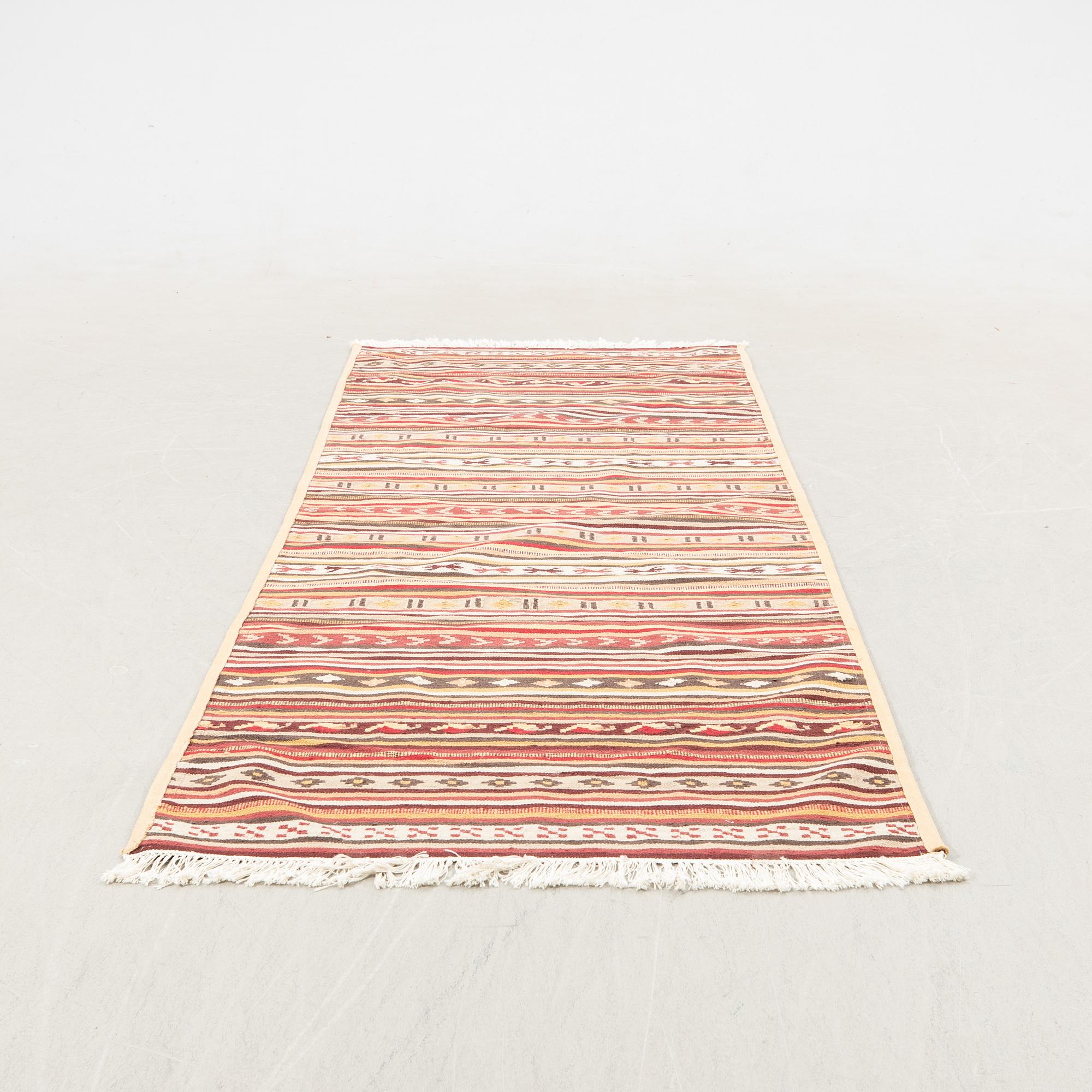 A Kilim runner carpet, ca. 304 x 99 cm.