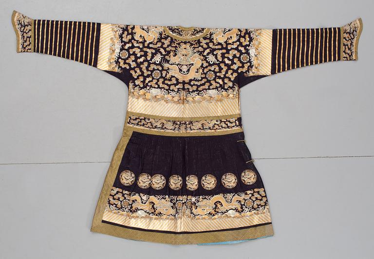 ROCK, siden. Längd 131 cm. Kina 1900-talets förra hälft.