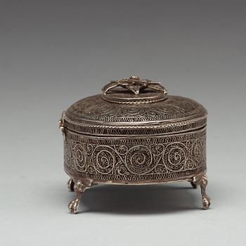Filigranskrin på fötter, silver, Icke identifierad mästarstämpel, Moskva 1889.