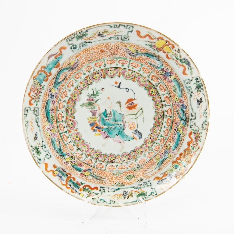 Tallrikar, tre stycken (2+1), porslin. Kina, Qingdynastin, 1700-tal.