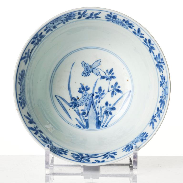 A blue and white 'landscape' bowl, Qing dynasty, Kangxi (1662-1722).