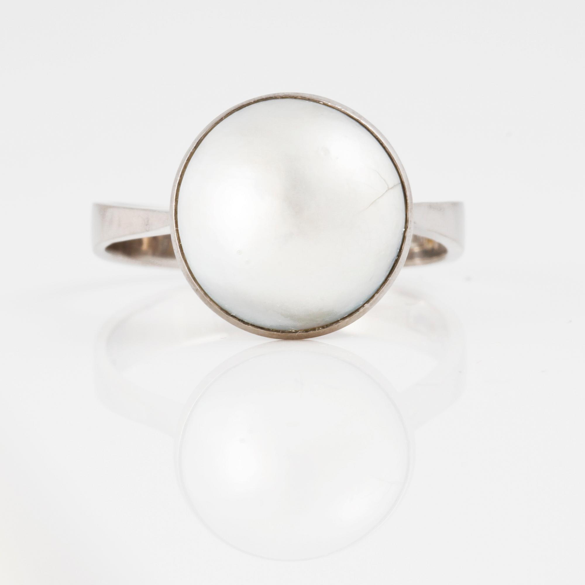 RING, med odlad halvpärla, Stigbert, Stockholm.