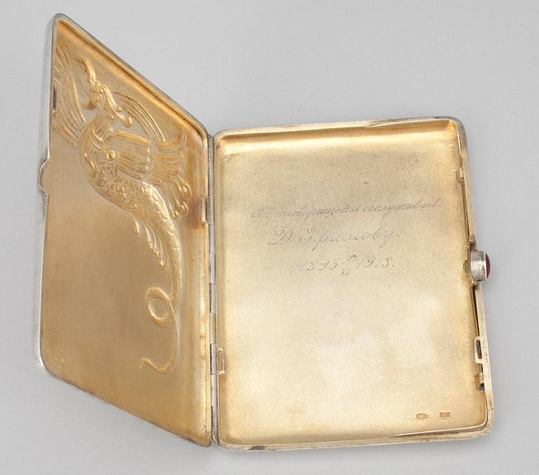 CIGARETTETUI, silver, Moskva, Ryssland 1908-1917. Vikt 211 g.
